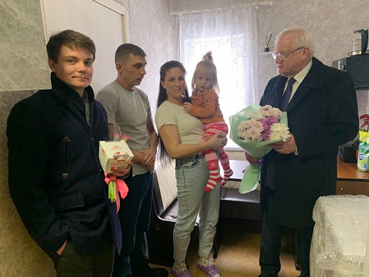 Многодетной маме из Кинешмы подарили посудомоечную машину